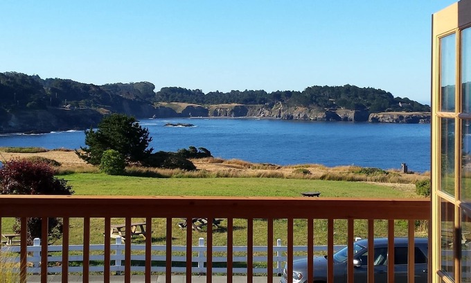 Mendocino Apartment | Ocean Front Haven in Mendocino with Spa & Breakfast