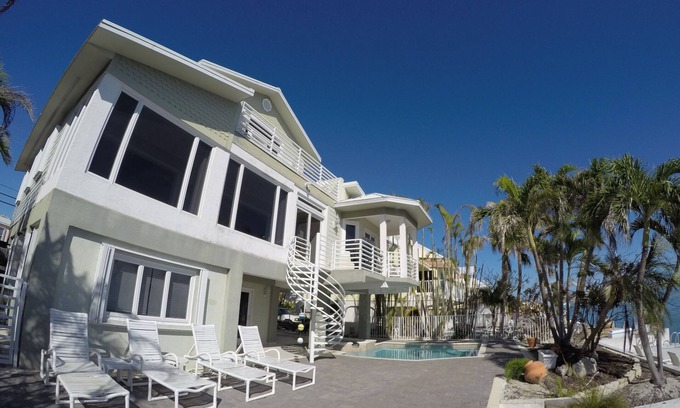 Summerland Key House | Ocean Front Modern Home with Pool & Ocean Views