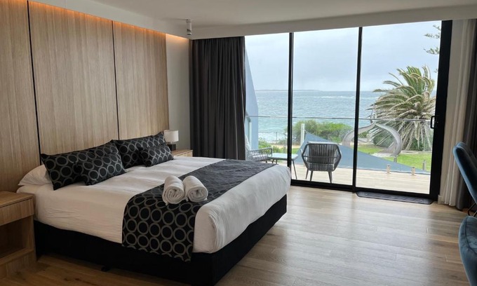 The Entrance Hotel | Seaside Comfort at Ocean Front Motel - 4-Star Retreat