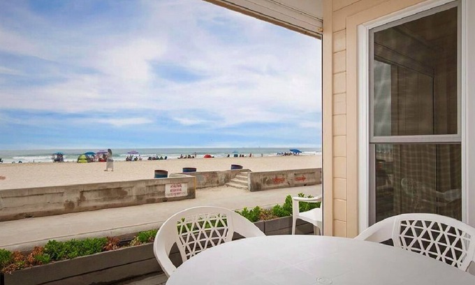 Mission Beach Condo | Oceanfront Bliss on the Mission Beach Boardwalk - Rated 10/10