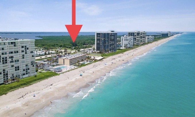 Hutchinson Island South Condo | Beachfront Condo with Pool, Bikes & Family-Friendly Amenities