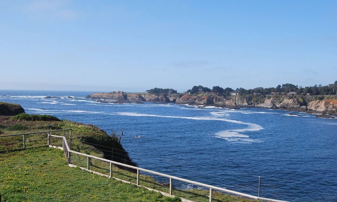Caspar House | Ocean Front Retreat in Mendocino with Spa & Pool Amenities