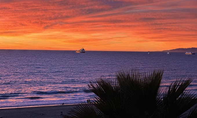 Manhattan Beach Condo | Ocean Front 4 Bedroom Manhattan Beach House with Hot Tub