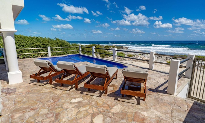 Isla Mujeres Villa | Beachfront Villa with Pool and Ocean Views – Rated 10/10