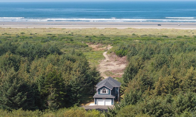 Ocean Shores House | Oceanfront Retreat with Private Beach Path & Pet-Friendly Yard