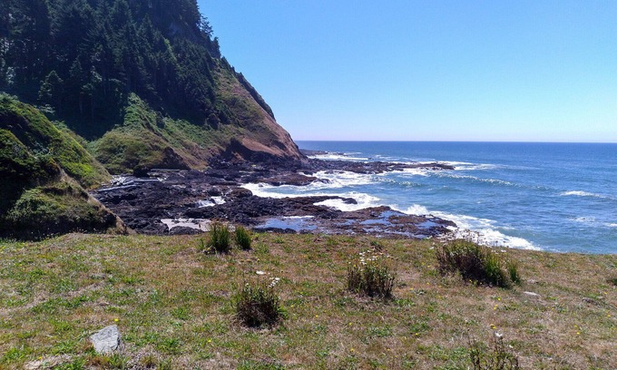 Yachats House | Oceanfront Retreat with Breathtaking Views & Pet-Friendly!