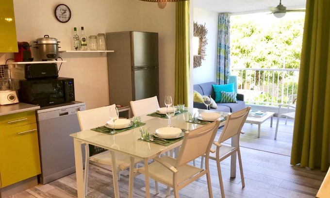 St Gilles-les-Bains Apartment | Ocean Garden: Oceanfront Retreat with Pet-Friendly Amenities