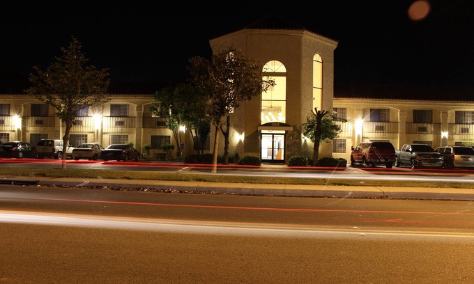 Santa Paula Hotel | Cozy Ocean Gateway Inn with Pool and Spa Amenities