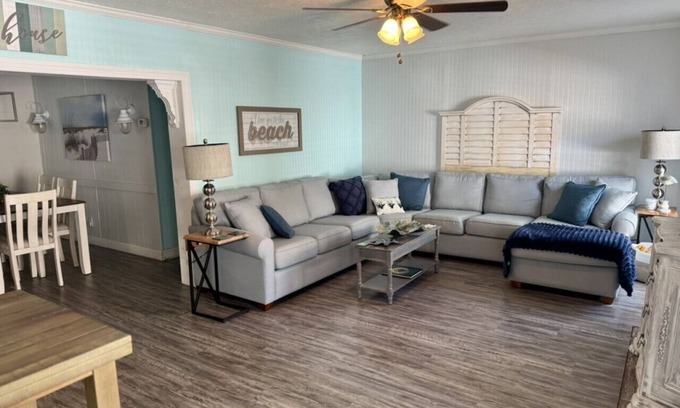 Surfside Beach House | Ocean Lakes, Two Golf Carts, Sleeps 10