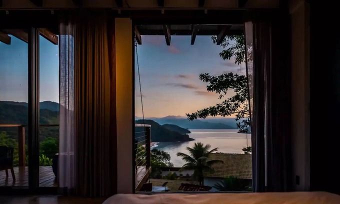 Felix Apartment | Ocean Loft with Scenic Views of Islands and Mountains