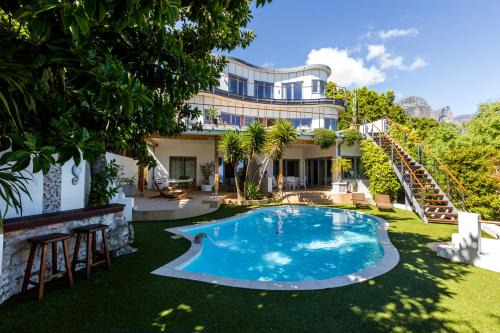 Camps Bay Cabin | Ocean Lounge: Guest Rated 9.5 with Oceanfront Spa Oasis