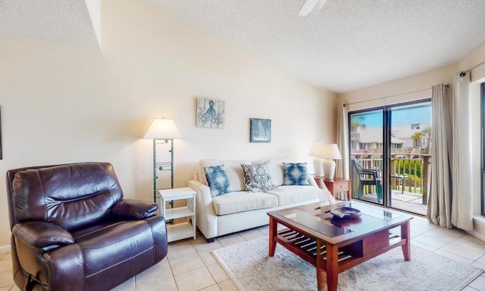 East End House | Pet-Friendly Ocean Mile K-3 with Pool and Child Amenities