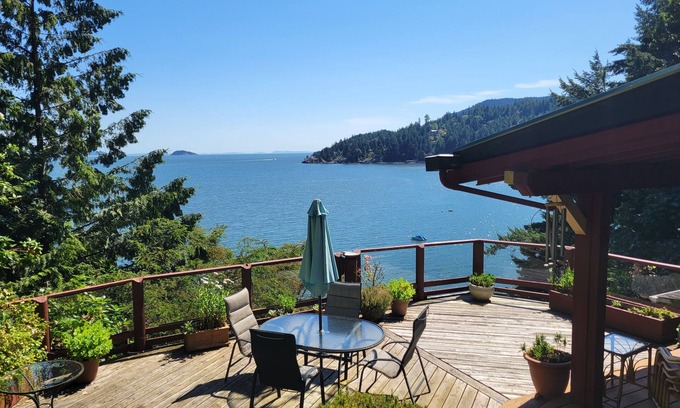 Bowen Island Cabin | Scenic Ocean & Mountain View Cabin - Pet Friendly Retreat