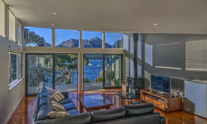 Coles Bay House | Ocean & Mountain Views. Sundeck. Fireplace. Free wifi. 5 min walk to beach.