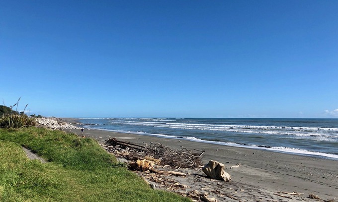 Hokitika House | Oceanfront Haven: Unforgettable Views and Poolside Relaxation
