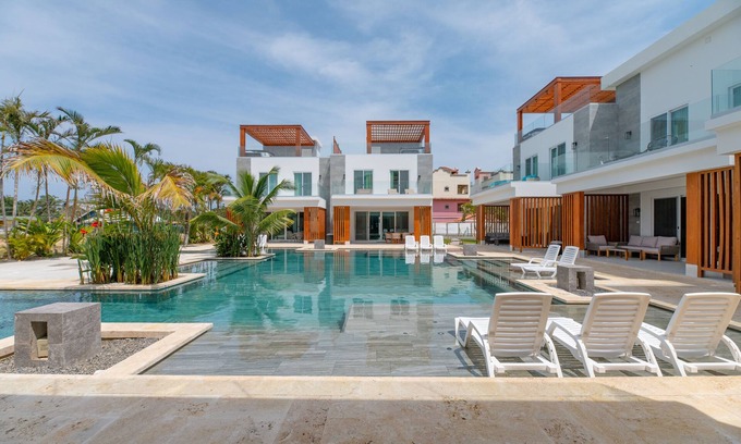 Antoneys Cay House | Ocean One Roatan: Exceptional Stay with Oceanfront Views