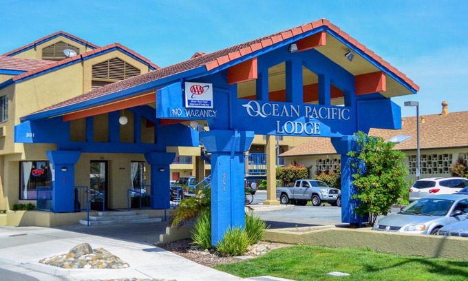 Westside Santa Cruz Hotel | Pet-Friendly Ocean Pacific Lodge with Pool & Hot Tub