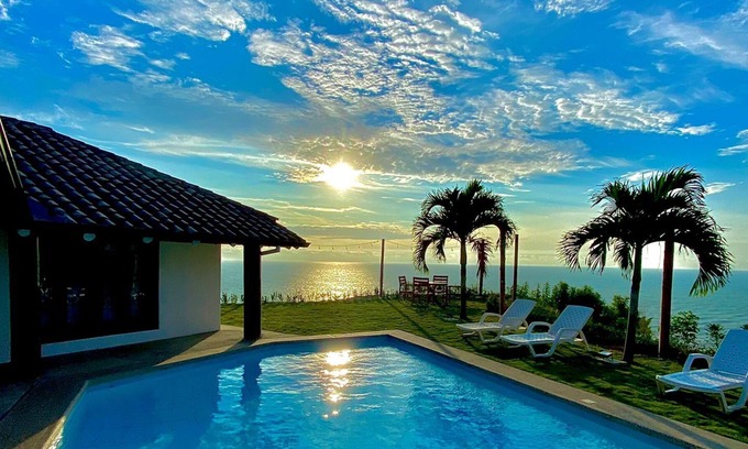 Tonsupa House | Experience Ocean Paradise: Pet-Friendly Retreat in South America