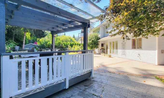 Crescent Beach Bed & Breakfast | Cozy Ocean Park B&B: Family-Friendly with Breakfast & Kitchen