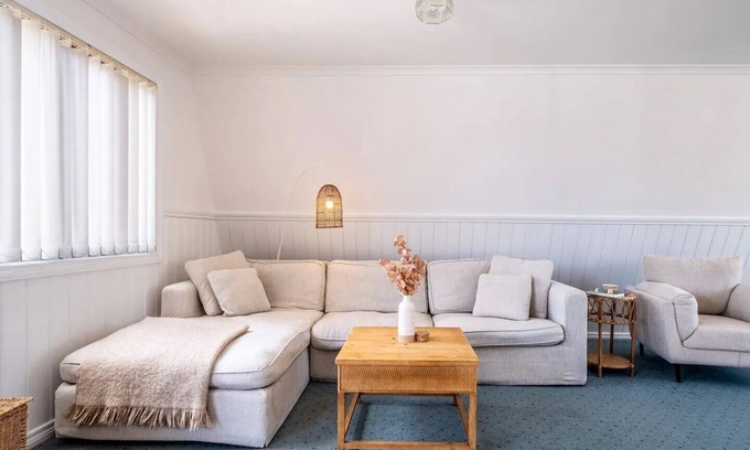 Bicheno House | Ocean Pines: Steps from Bicheno Blowhole & Family-Friendly