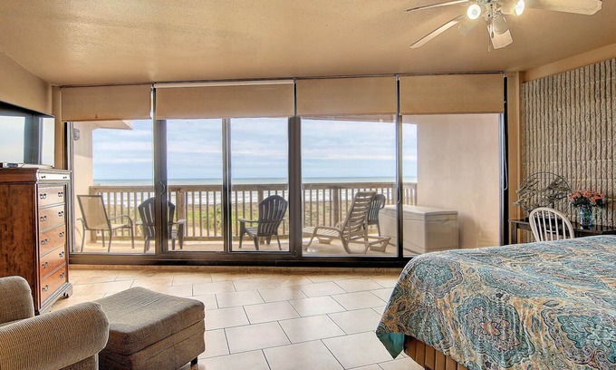 Port Aransas Condo | Beachfront Bliss: Guest Rated 9.8 with Spa & Pool Access