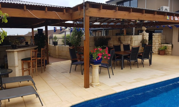 Ocean Reef Bed & Breakfast | Cozy Ocean Reef Homestay with Pool and Spa Amenities