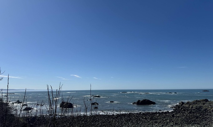 Crescent City Apartment | Ocean's 1177 Apartment: Oceanfront Retreat with Spa Access