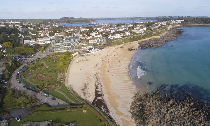 Maenporth Apartment | Cozy Ocean's Eleven Apartment with Stunning Ocean Views