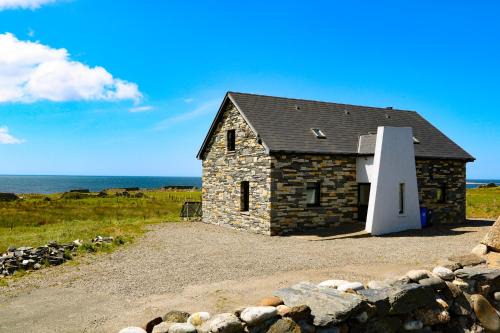 Maghery House | Cozy Ocean Sail House: 4-Star Stay with Pet-Friendly Comfort