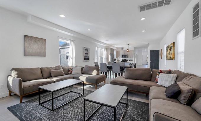 Long Beach House | Seaside Retreat at Ocean Seabreeze: Pet & Child Friendly