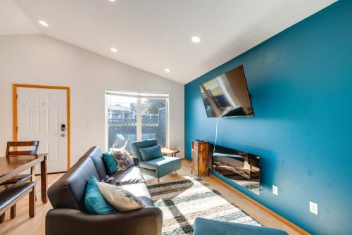 Ocean Shores Apartment | Ocean Shores Getaway with Patio - Walk to Beaches!