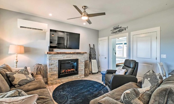 Ocean Shores House | Relaxing Ocean Shores Getaway with Hot Tub and Fireplace