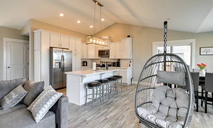 Ocean Shores Cottage | Family-Friendly Ocean Shores Home Steps from the Beach