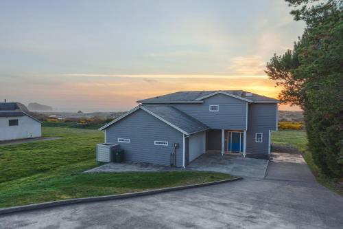 Bandon House | Ocean Song: Family-Friendly Retreat with Oceanfront Views