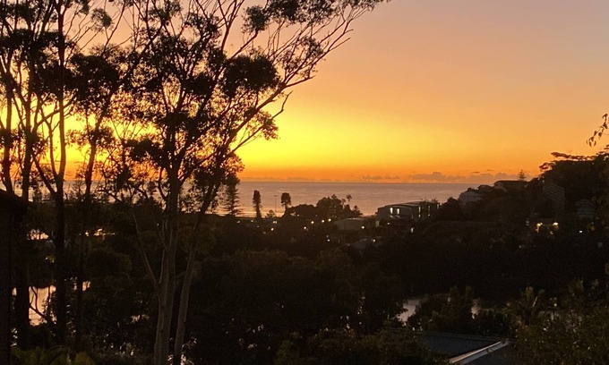 Avoca Beach House | Ocean Sunrises at Avoca Beach: Breathtaking Views & Amenities