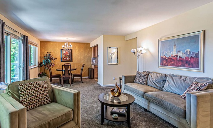 North End Condo | Ocean View Stay: Guest Rated 9.8 with Jacuzzi & Breakfast