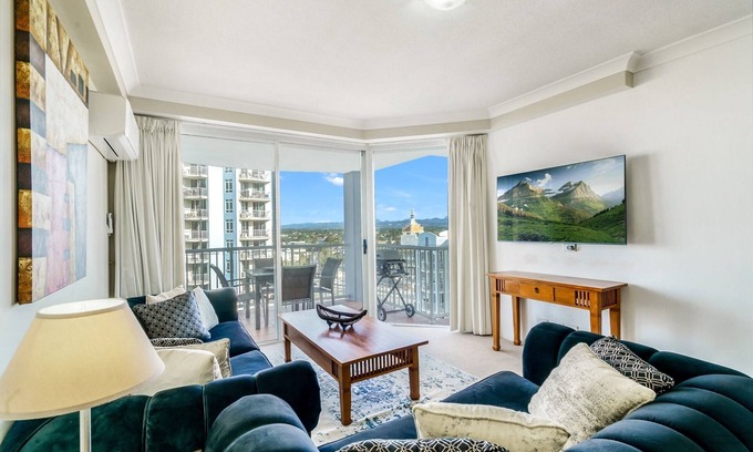 Broadbeach Apartment | Ocean View 2-Bedroom with Pools, Spa & Gym - Rated 10/10