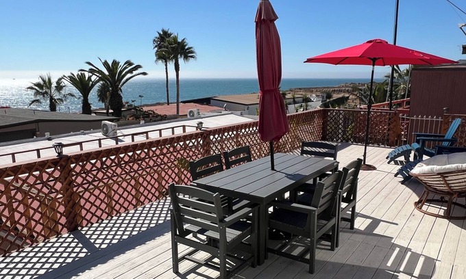 El Pescador House | Oceanfront Retreat: Perfect for Families & Pet Lovers