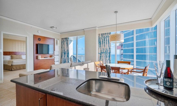 Sunny Isles Beach Hotel | Ocean View Apartment with Kitchen in Premier Beach Resort