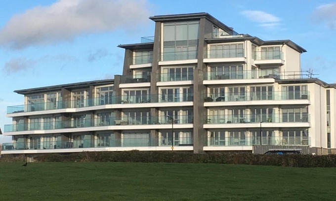 Lusty Glaze Apartment | Ocean View Beach Rd: A 4-Star Family-Friendly Retreat