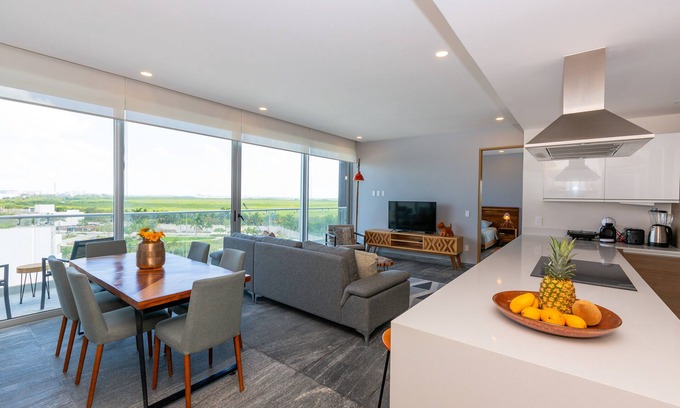Zona Hotelera Apartment | Ocean View Condo: Beach Access with Pool & Jacuzzi
