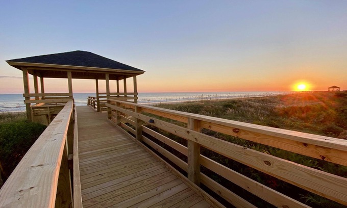 Atlantic Beach Condo | Beachfront Bliss: Ocean View - Oceanside Retreat Awaits