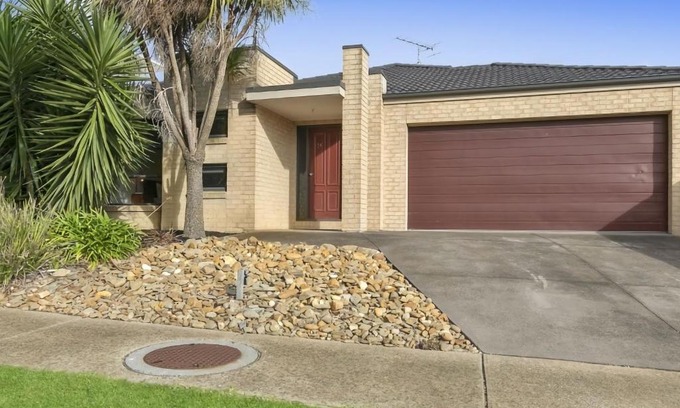 Torquay House | Cozy Ocean View Crescent 59: Pet-Friendly Retreat