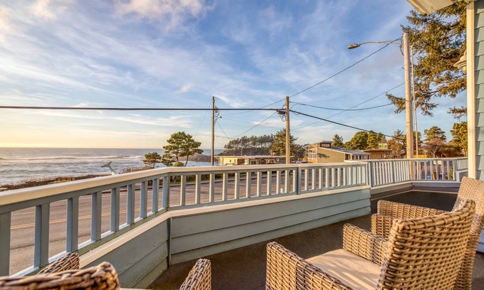 Depoe Bay Apartment | Exceptional Ocean-View Condo with Spa & Kitchen Perks