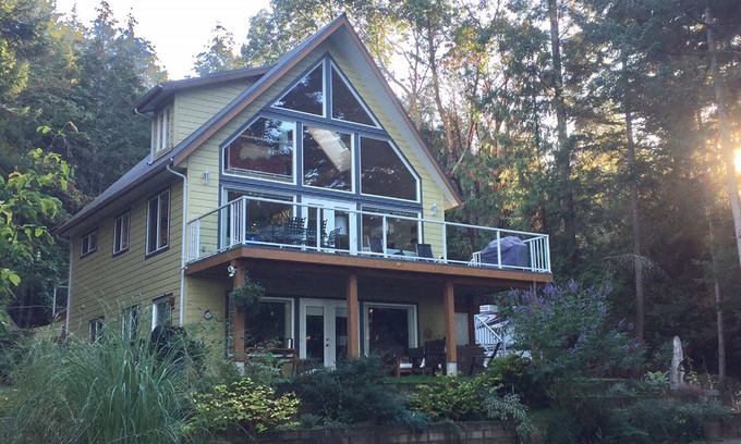 Galiano House | Oceanfront Galiano Island Retreat with Top Amenities