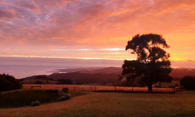 Skenes Creek North House | Serene Ocean-view Hilltop Retreat with Breakfast Included