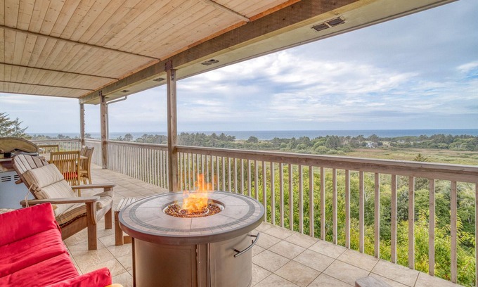 Neskowin House | Ocean-View King Suite with Double Decks & Fire Pit!