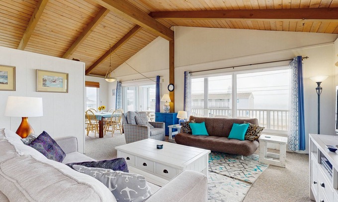 Newport House | Oceanfront Retreat: Steps from Nye Beach & Local Attractions