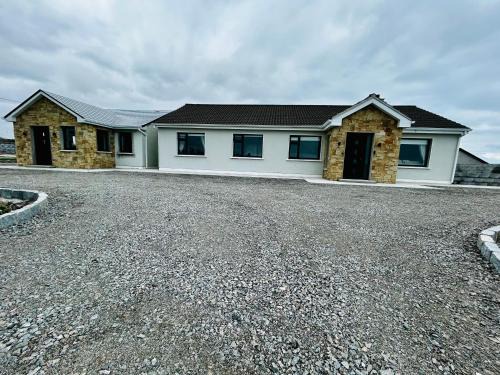 Inverin House | Ocean View House - Connemara: Scenic Retreat for Families