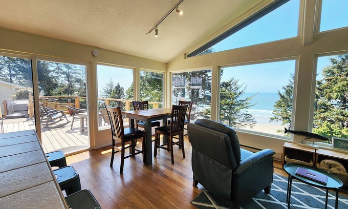 Otter Rock House | Ocean View in Otter Rock! Wood Stove! Surfing~Otter Rock Hideaway